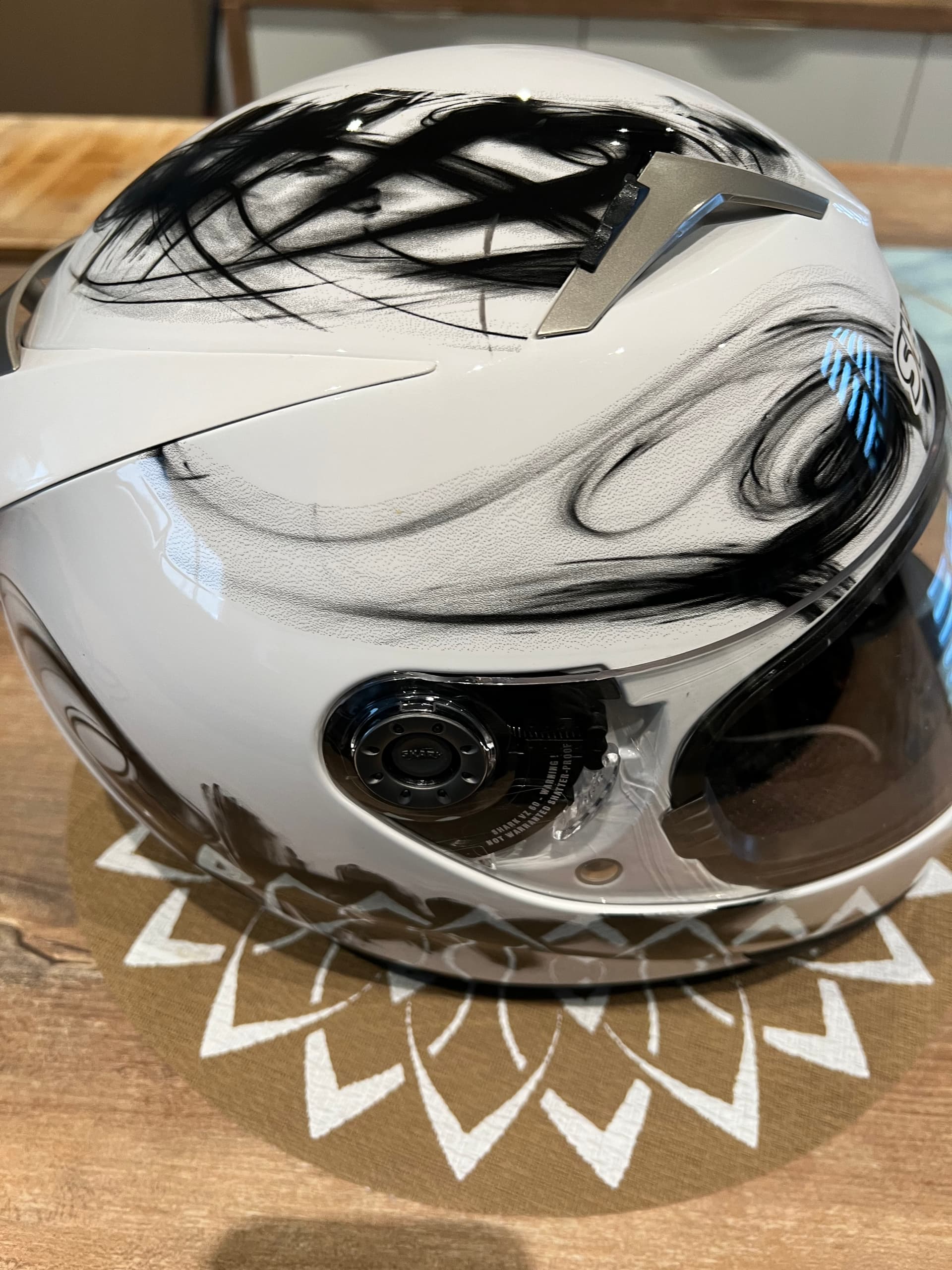 Casque shark — photo 4/5