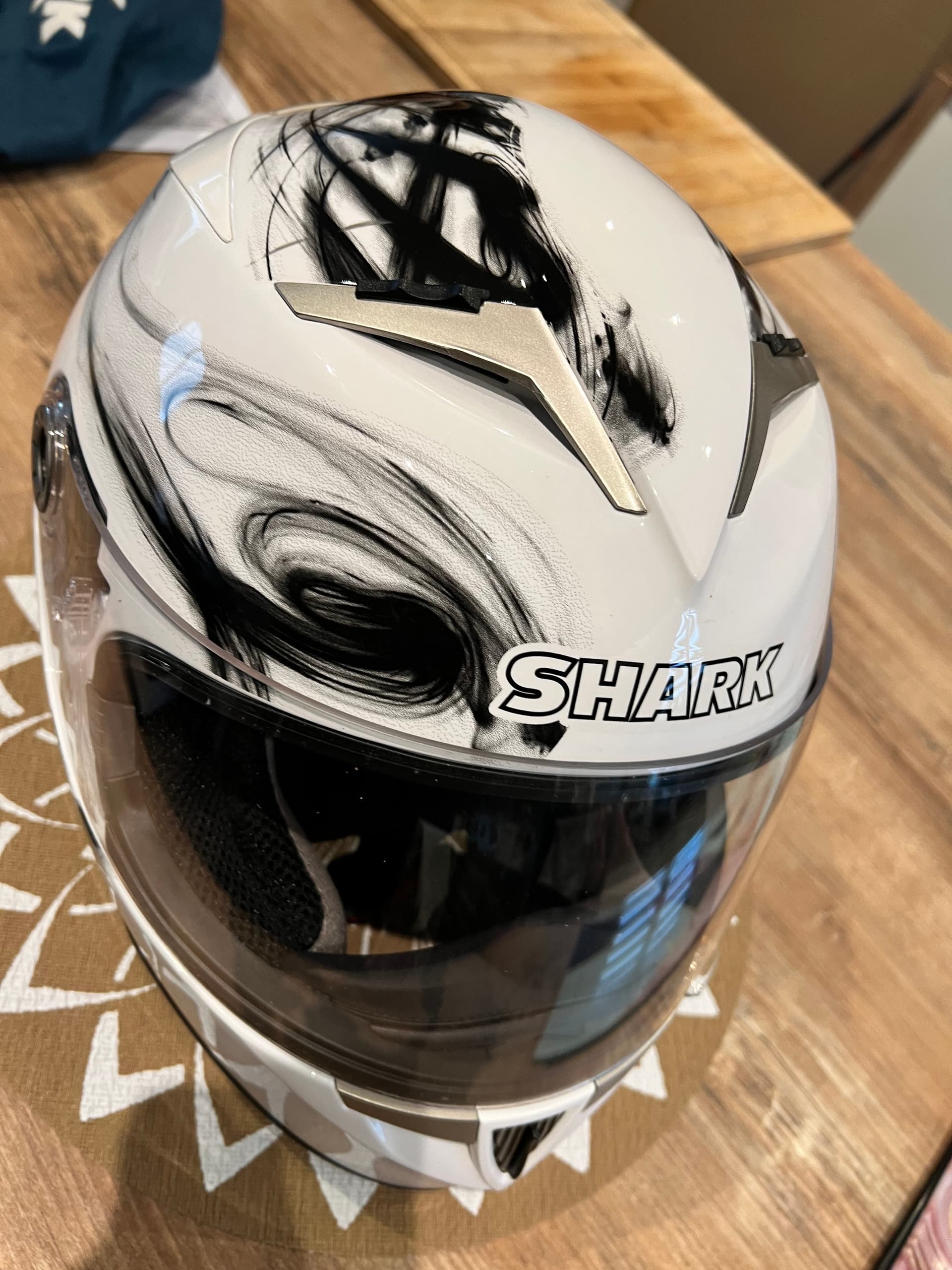 Casque shark — photo 5/5