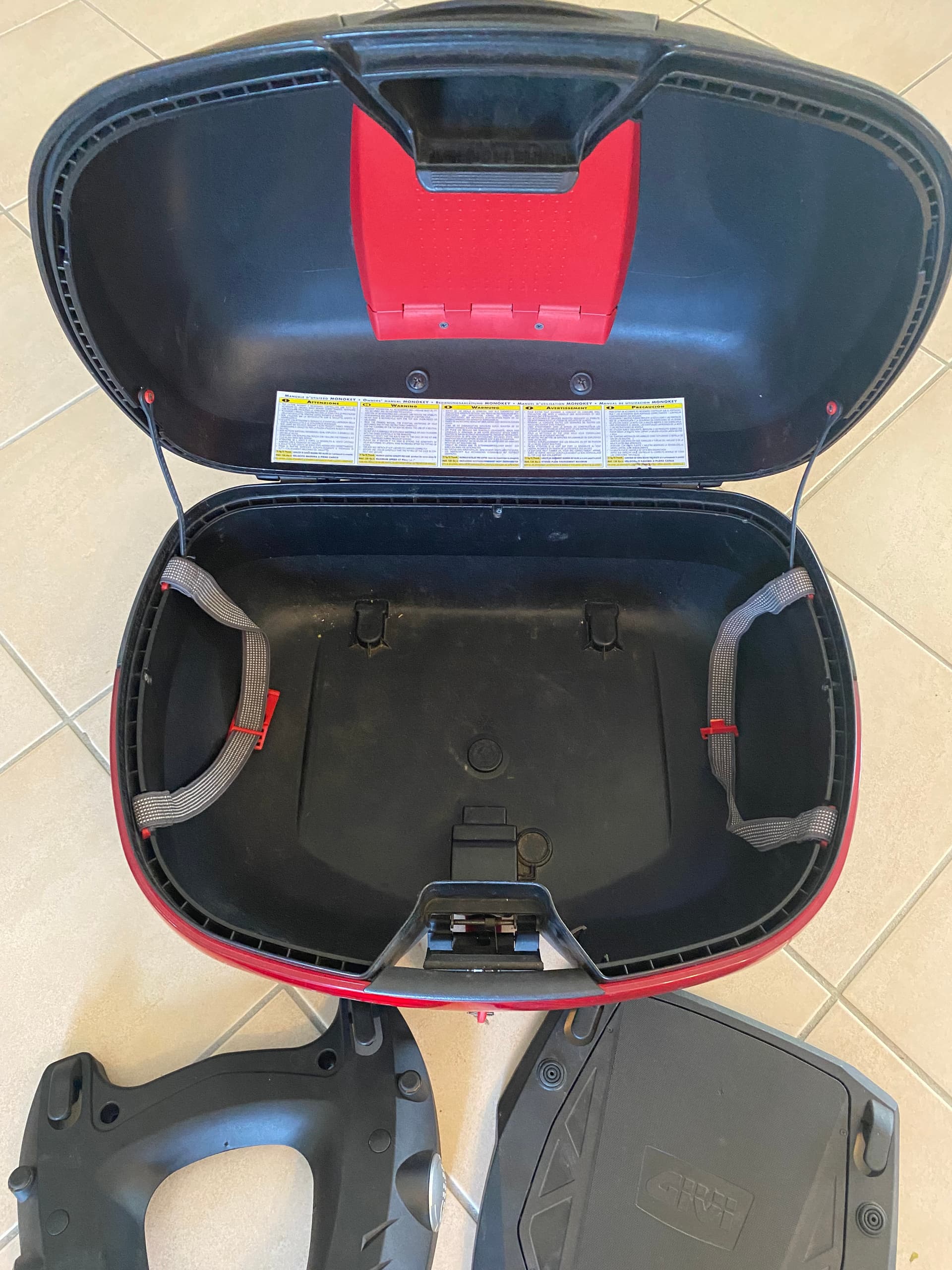 Topcase moto Givi, double casque — photo 2/3