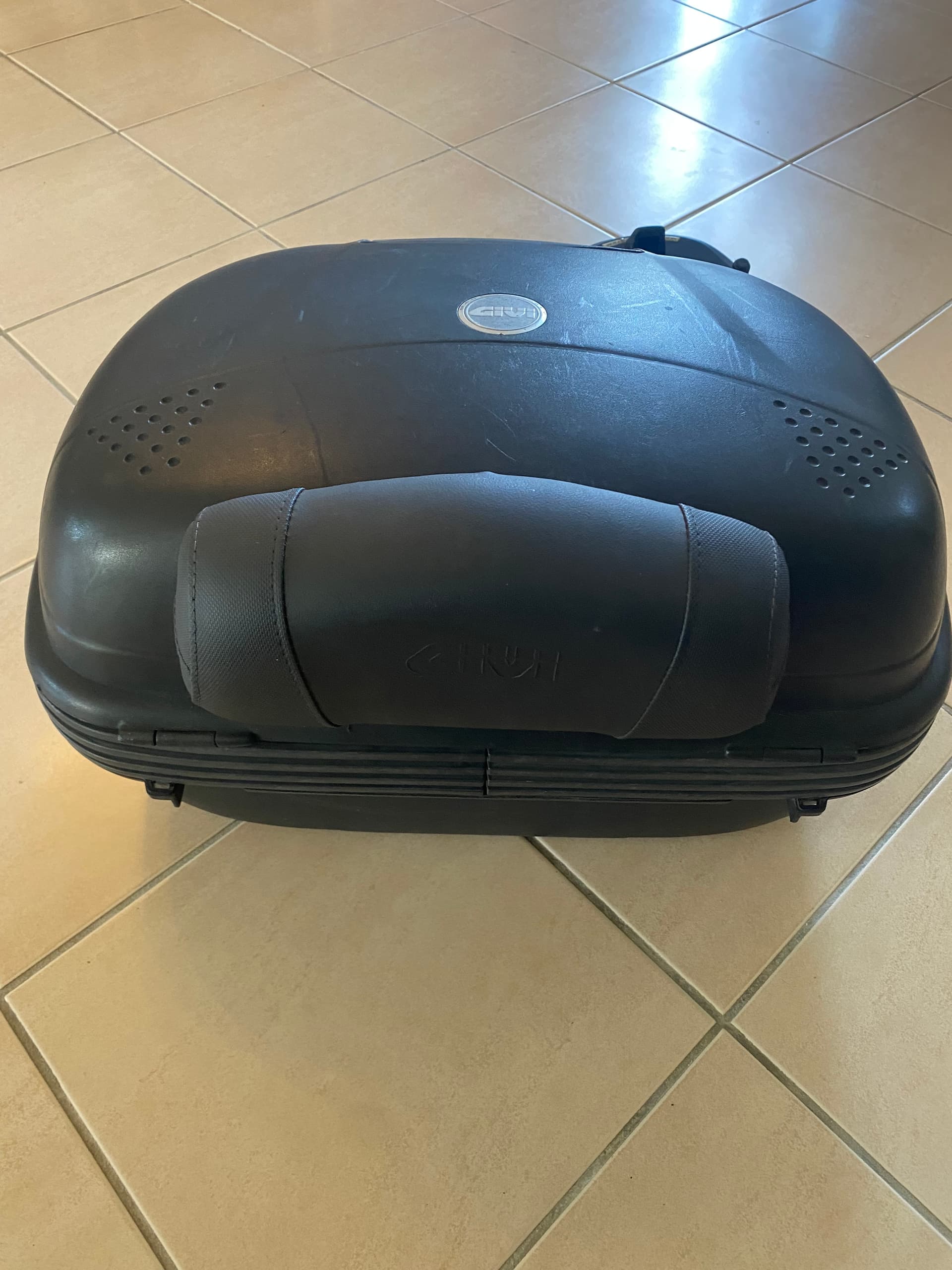 Topcase moto Givi, double casque — photo 3/3