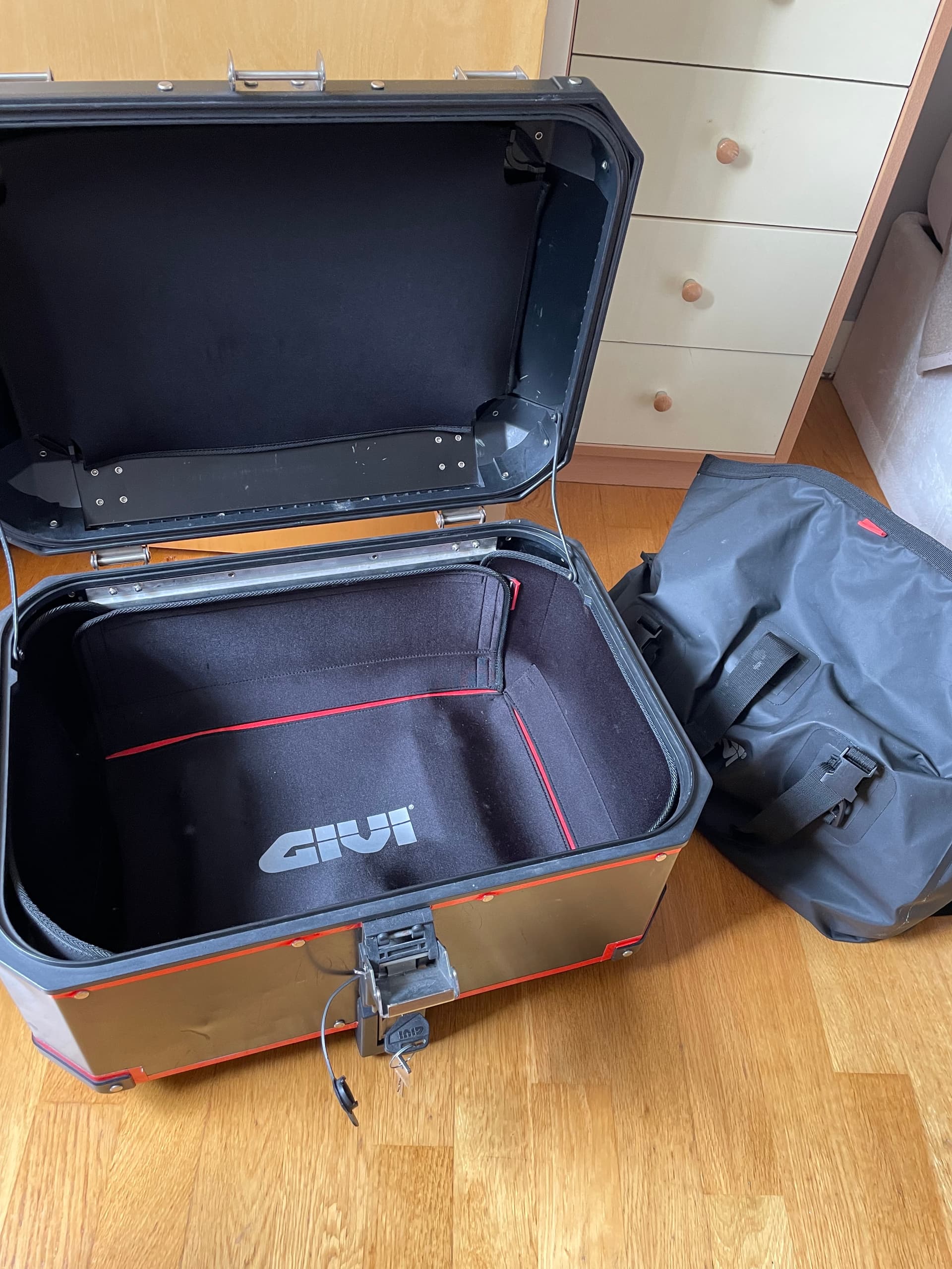 Top case givi trekker black, platine, support cb650R, revêtement intérieur et sac étanche
