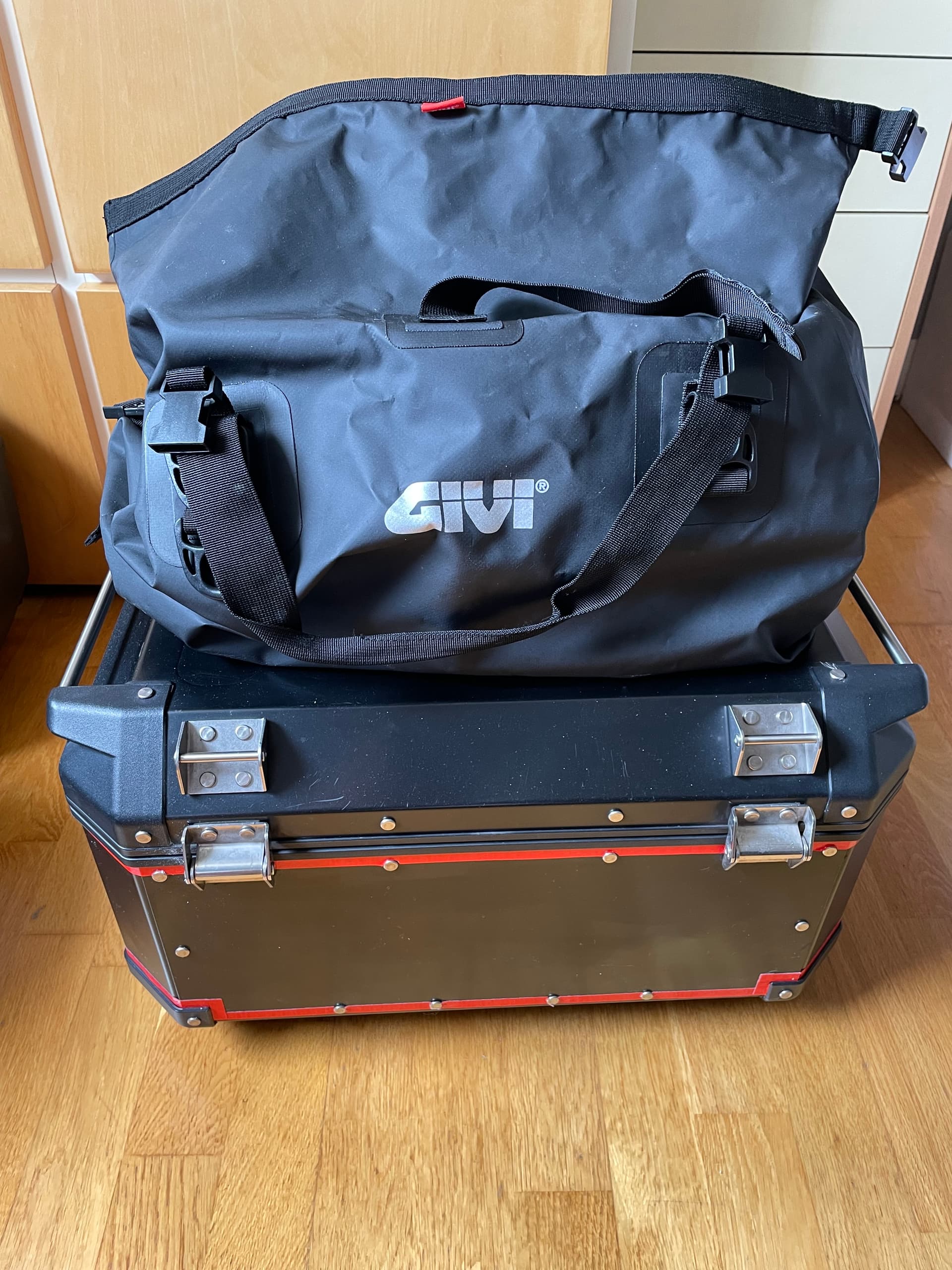 Top case givi trekker black, platine, support cb650R, revêtement intérieur et sac étanche — photo 2/4