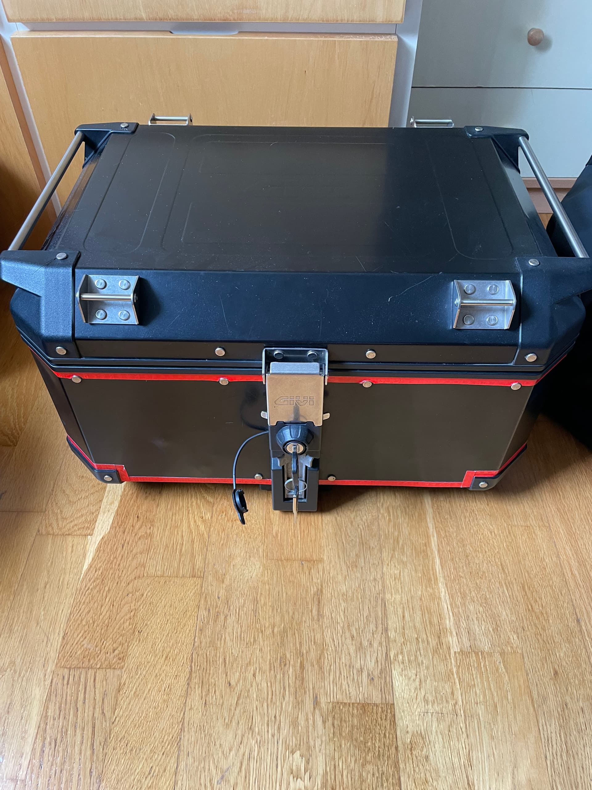 Top case givi trekker black, platine, support cb650R, revêtement intérieur et sac étanche — photo 4/4