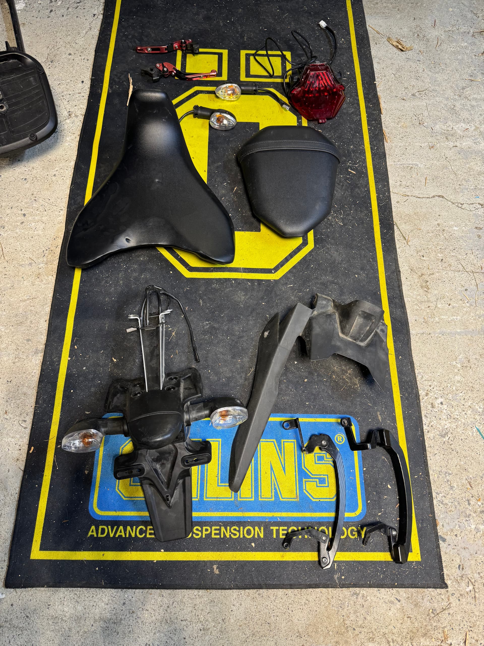 Selle av/ar support plaque , clignotant, lèche chaîne , feux ar