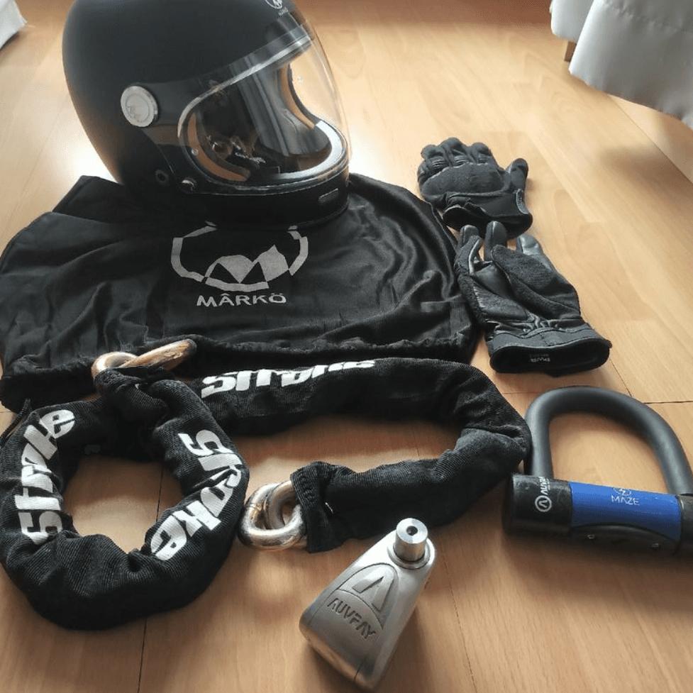Lot Accessoires Moto ( Casque, Gant, Chaine ... ) — photo 2/2