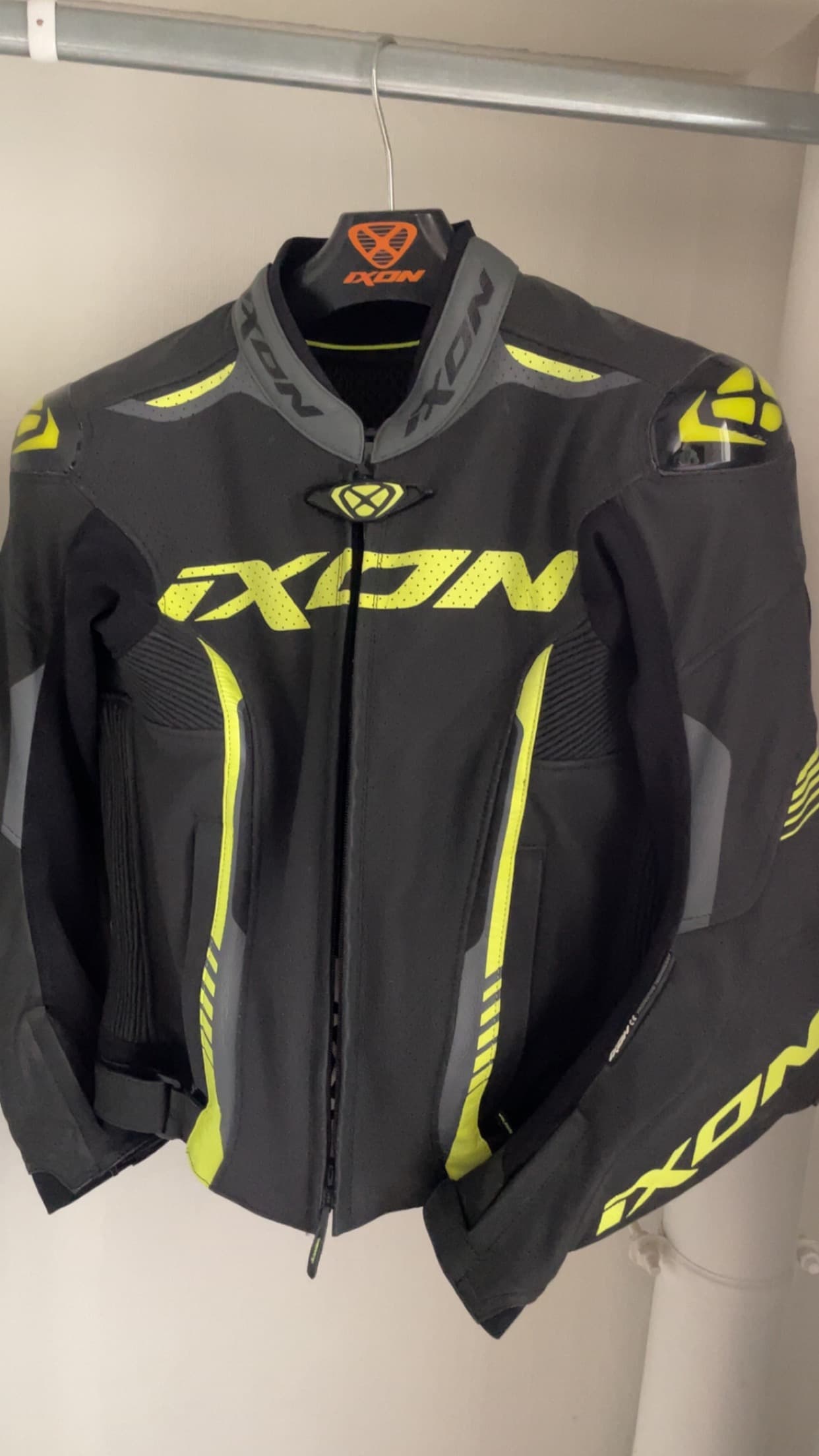 Blouson en cuir Ixon jaune fluo et noir Taille M