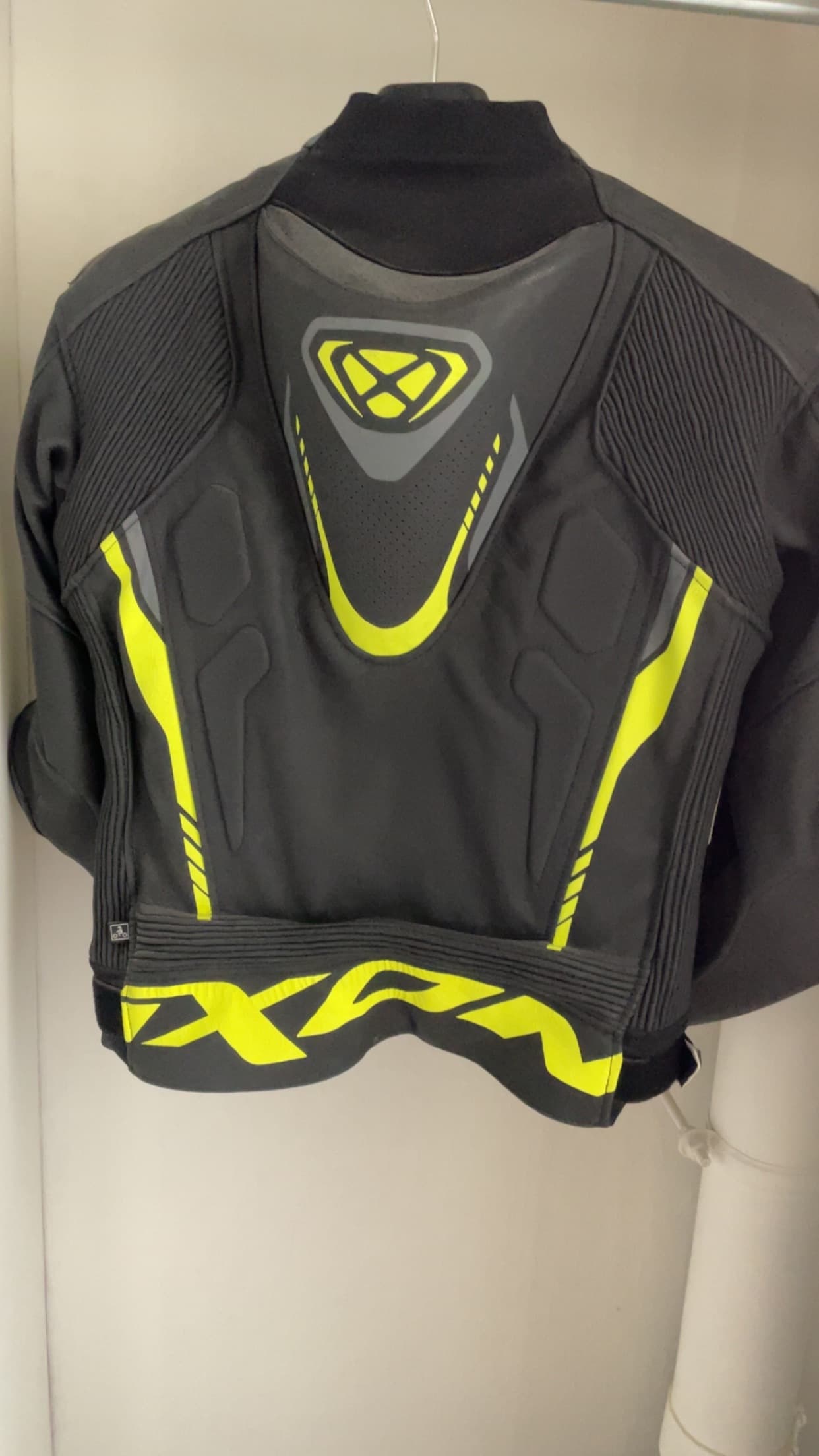Blouson en cuir Ixon jaune fluo et noir Taille M — photo 2/3