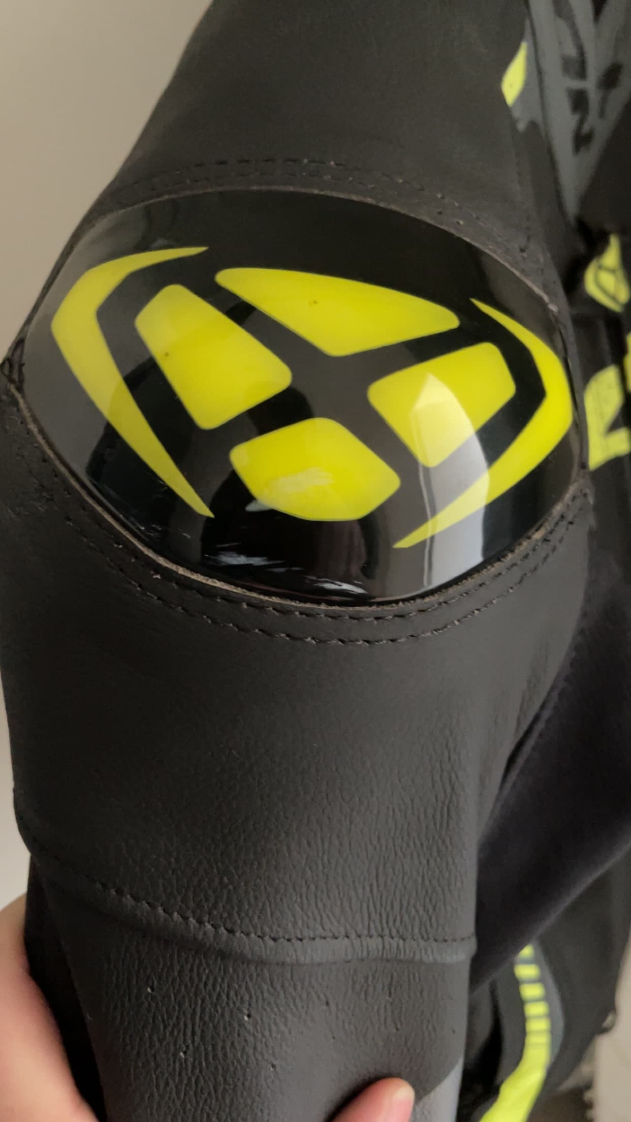 Blouson en cuir Ixon jaune fluo et noir Taille M — photo 3/3