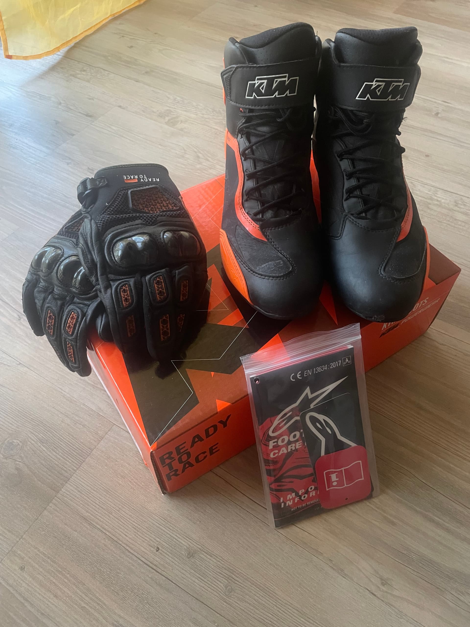Bottes et gants KTM — photo 1/5