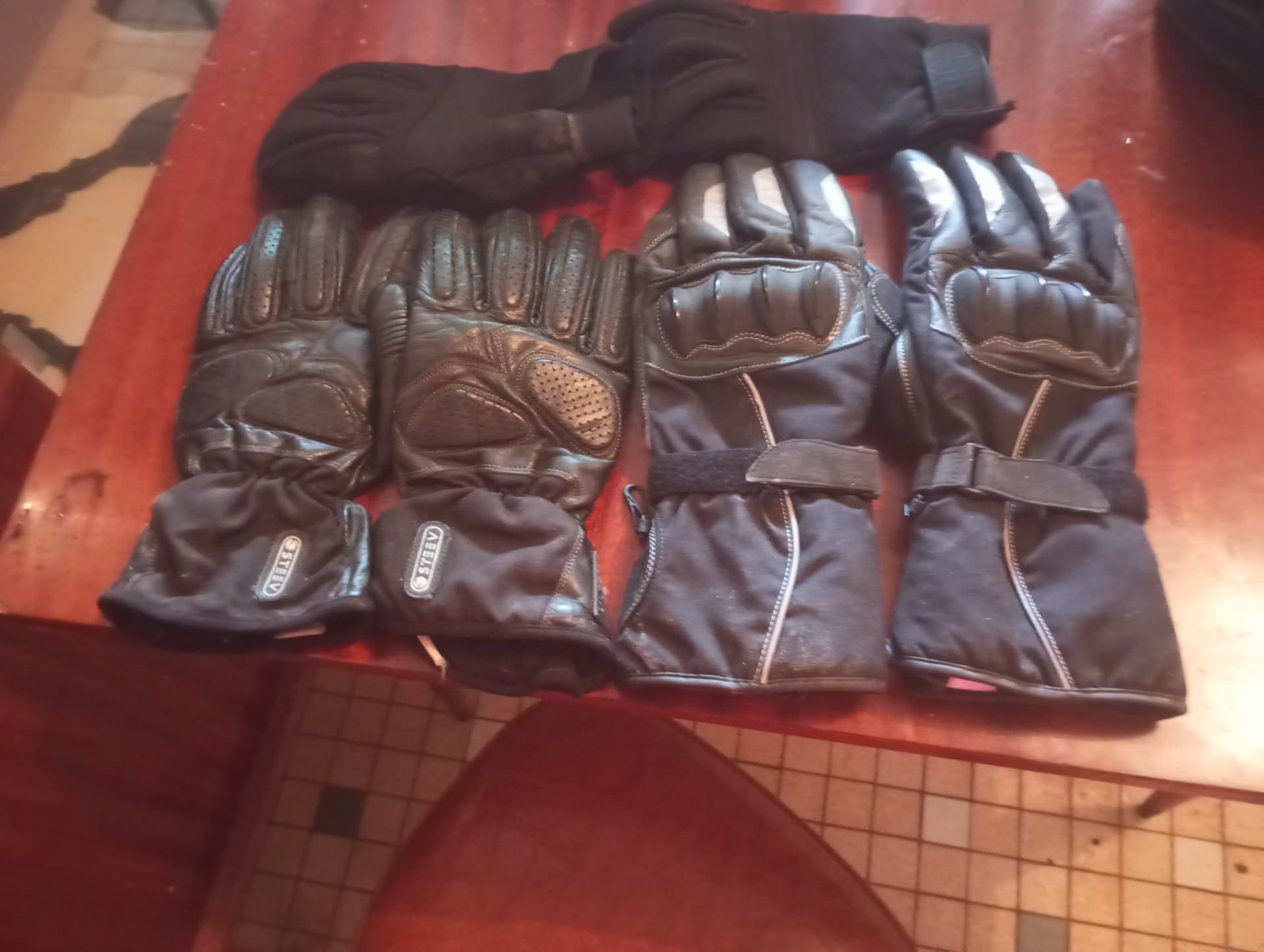 Casque moto, 2paires de gants en cuir — photo 3/3