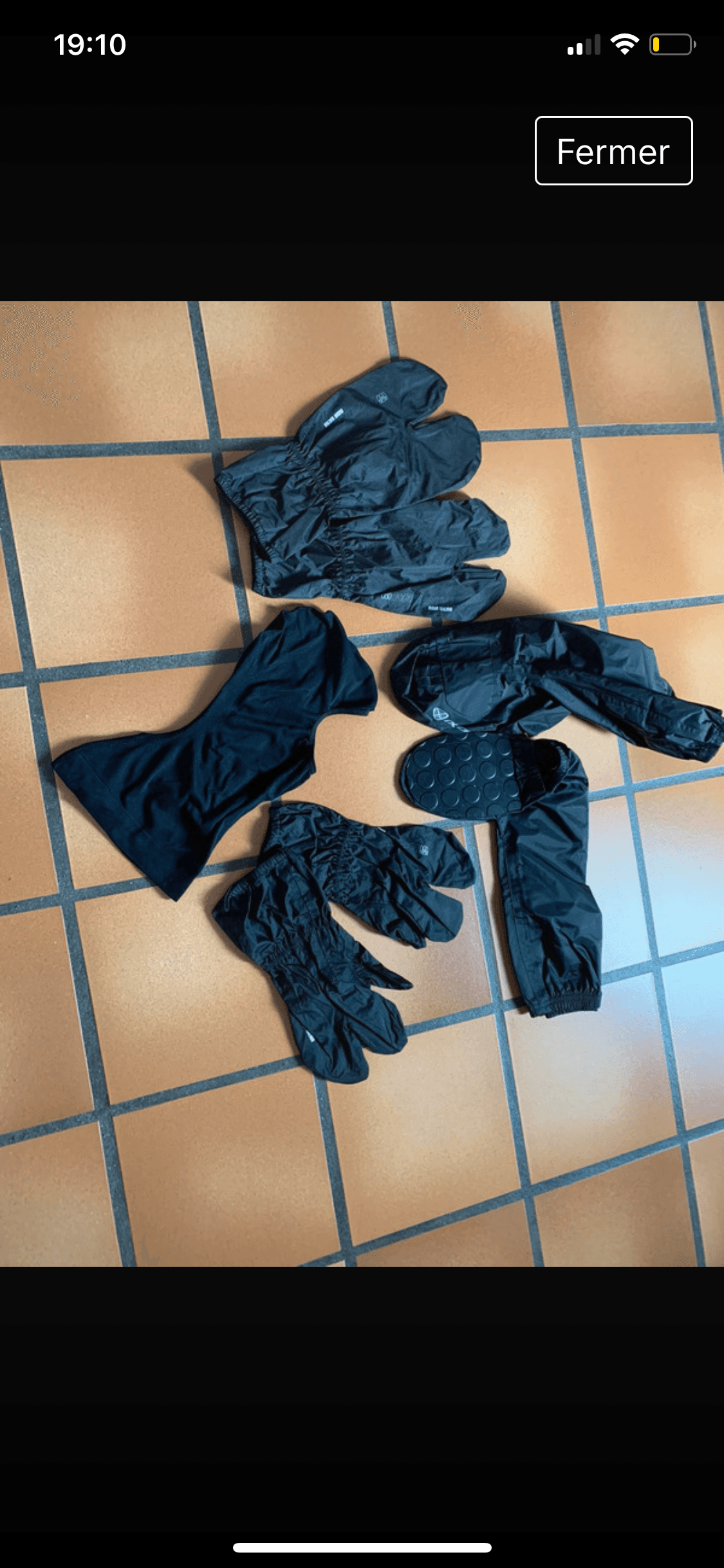 Sur gants,sur bottes imperméables et cagoule moto