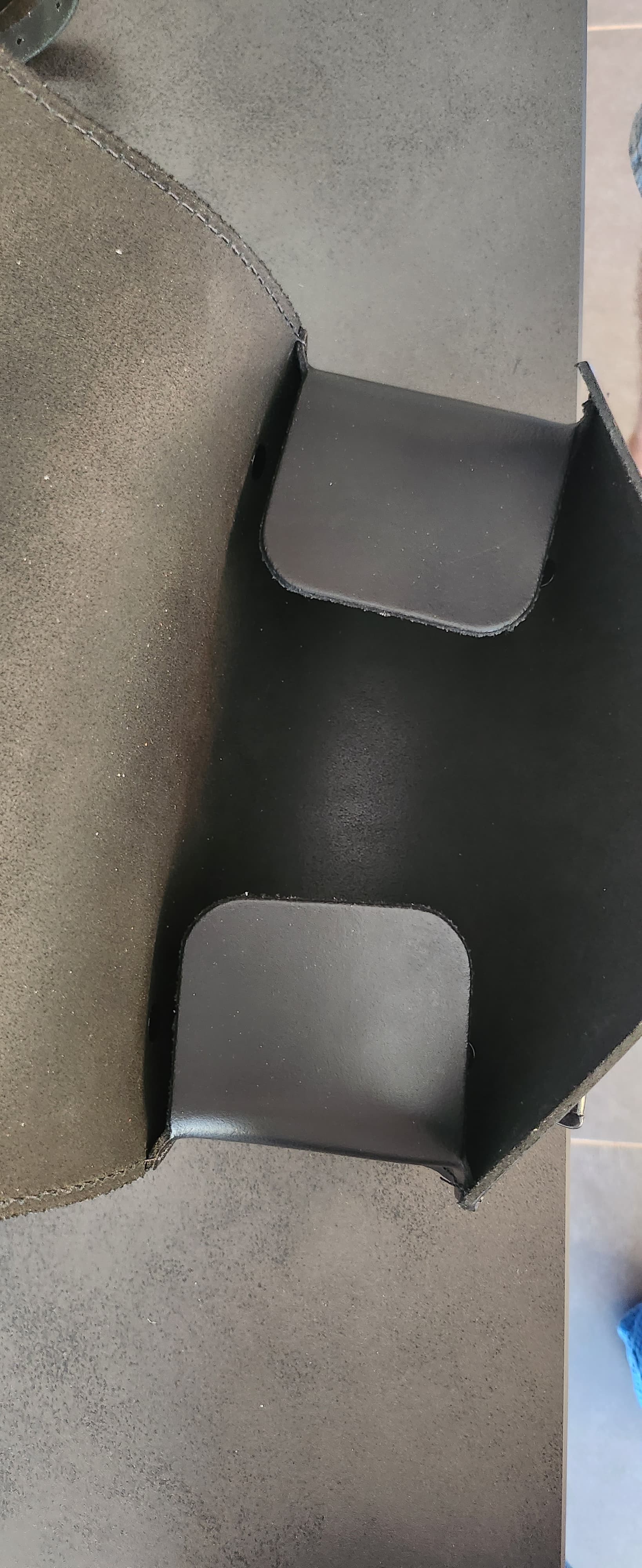 Saccoche en cuir noir — photo 3/3