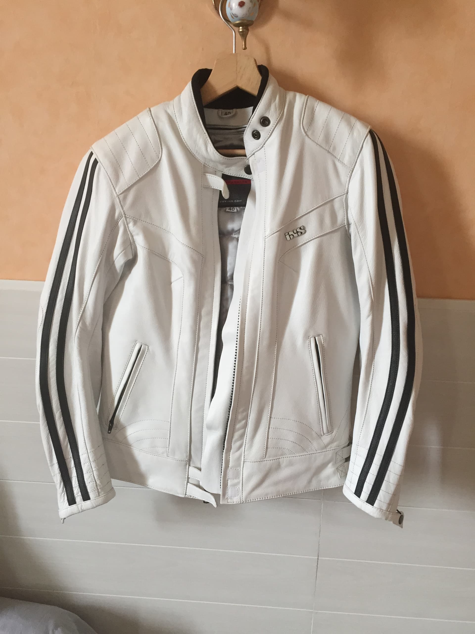 Blouson en cuir blanc NEUF T40 (taille petit)-IXS