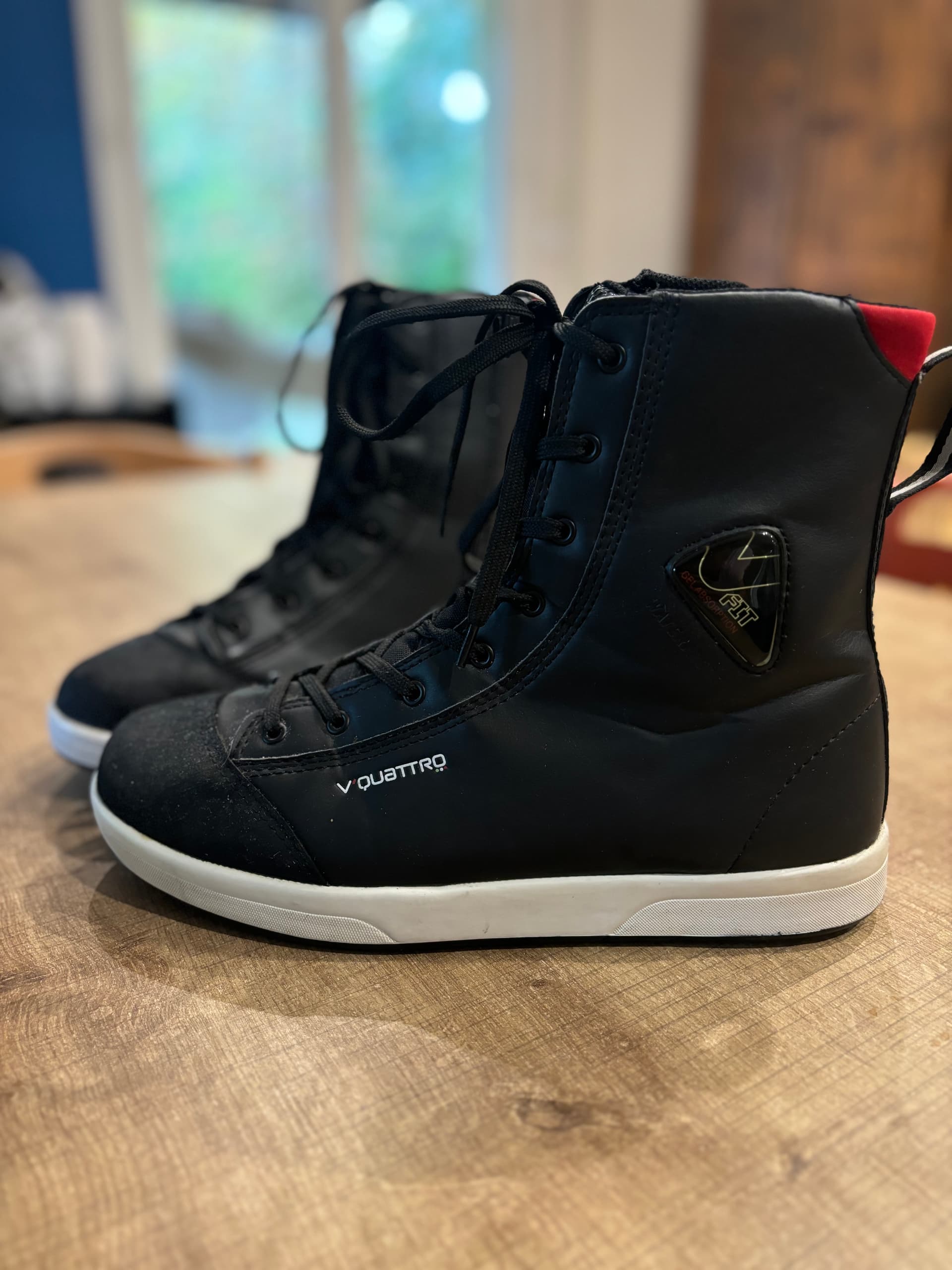 Bottes de moto taille 42 de marque V quattro porté qu'une fois