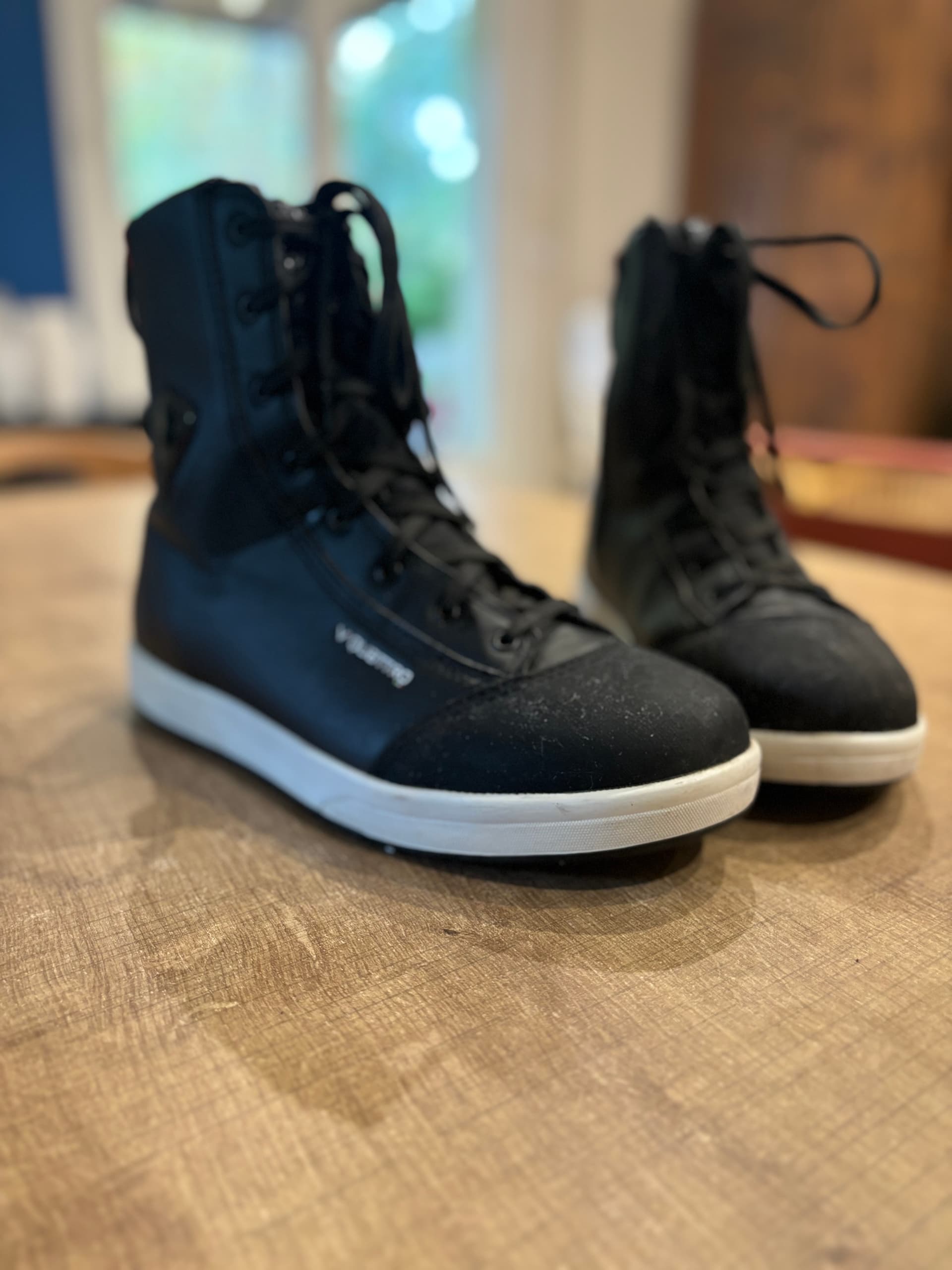 Bottes de moto taille 42 de marque V quattro porté qu'une fois — photo 2/3