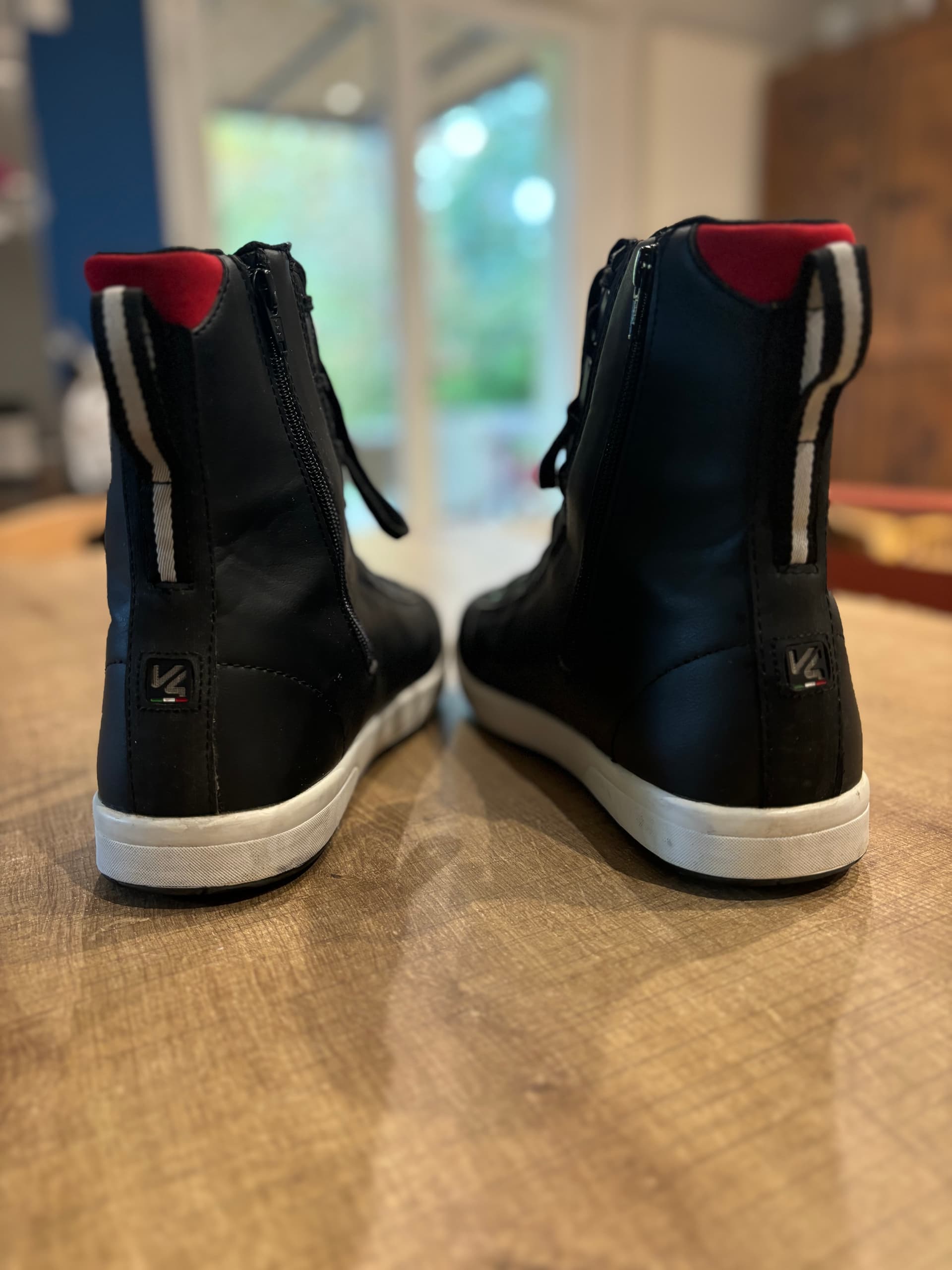 Bottes de moto taille 42 de marque V quattro porté qu'une fois — photo 3/3