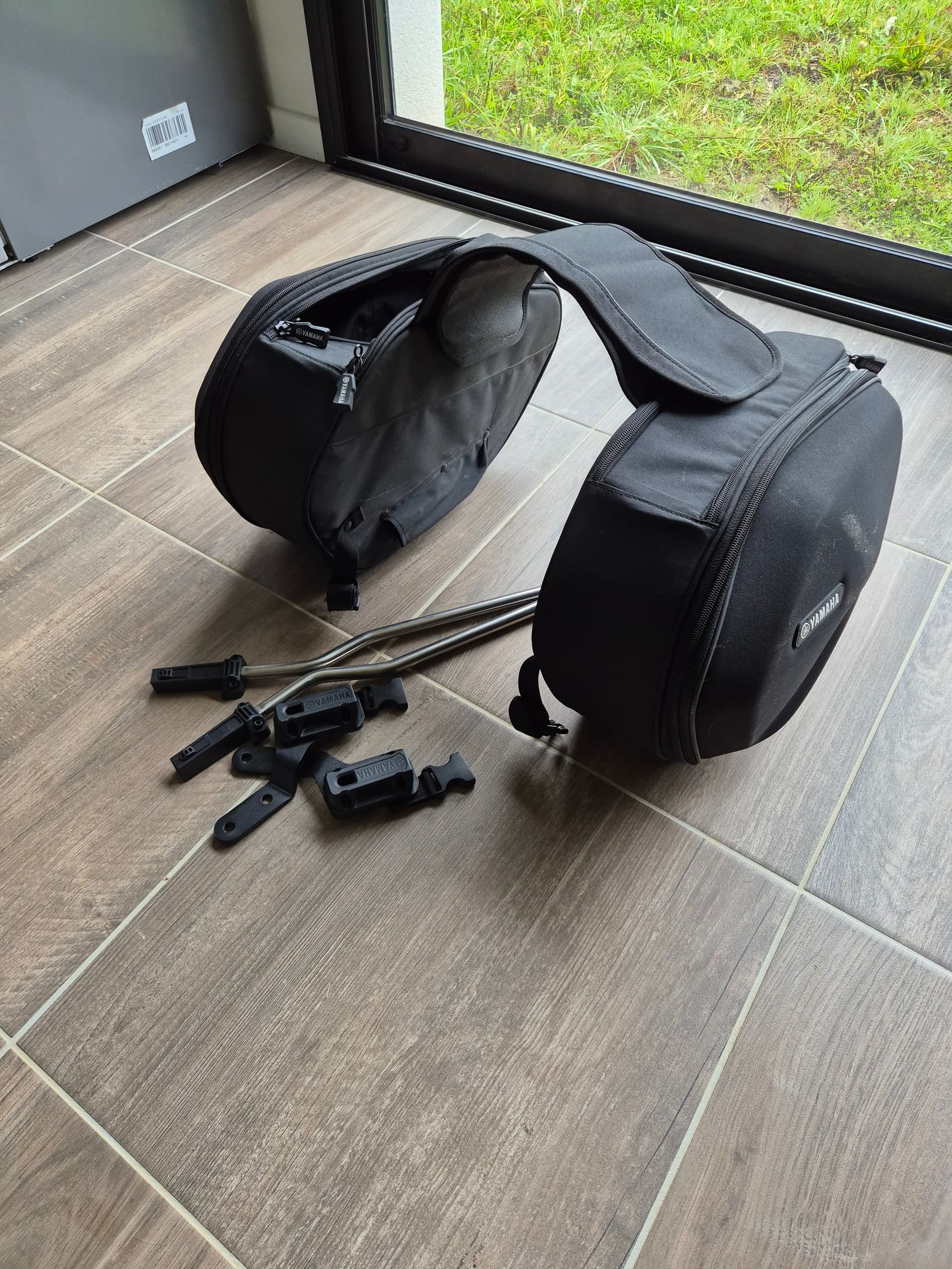 Valise yamaha semi rigide fixation mt09 phase 3 — photo 2/2
