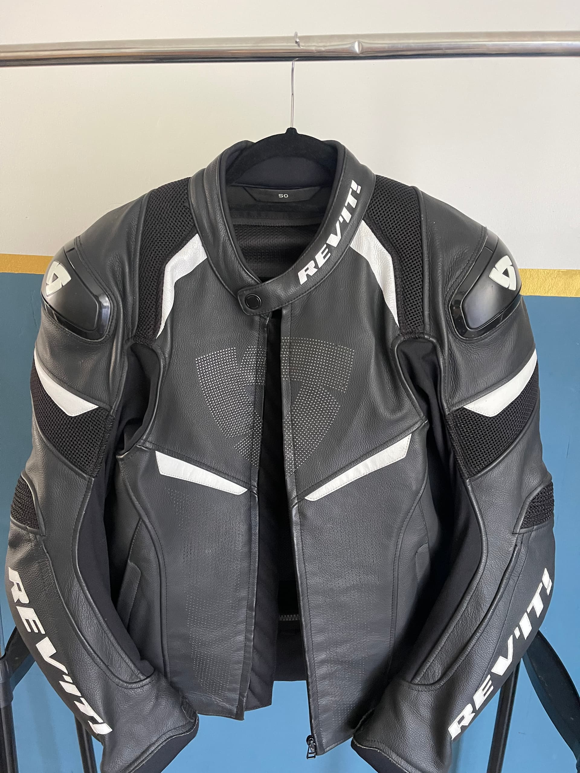 Blouson en cuir Rev It modele convex