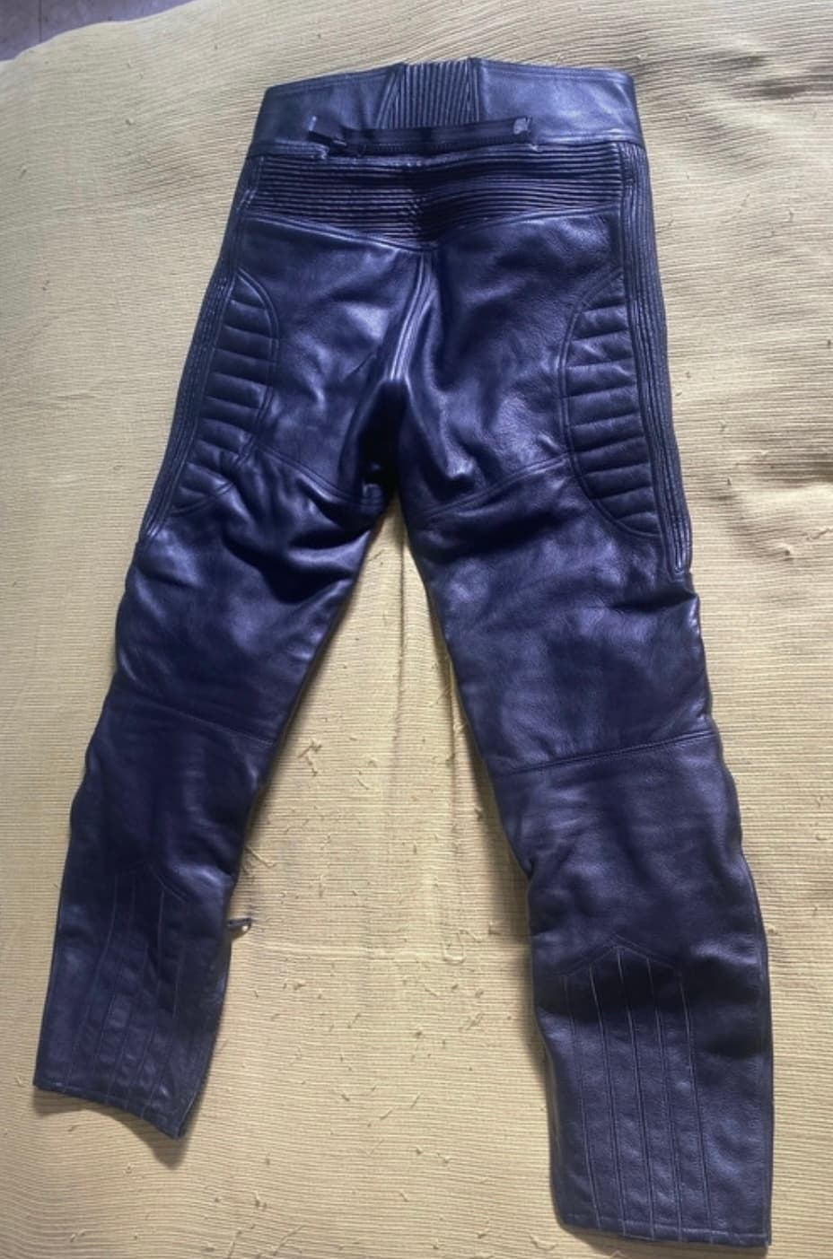 Pantalon mot en cuir