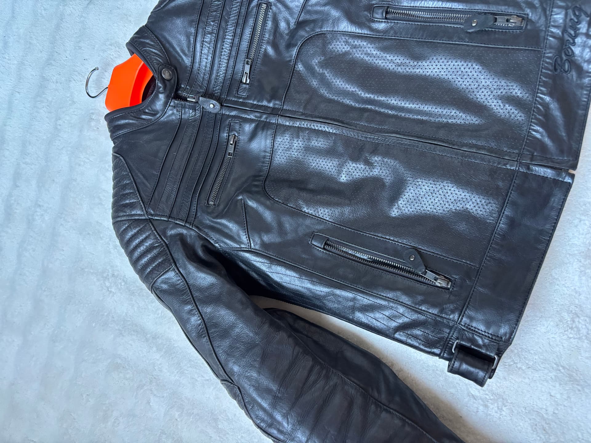 Veste en cuir de moto — photo 2/4