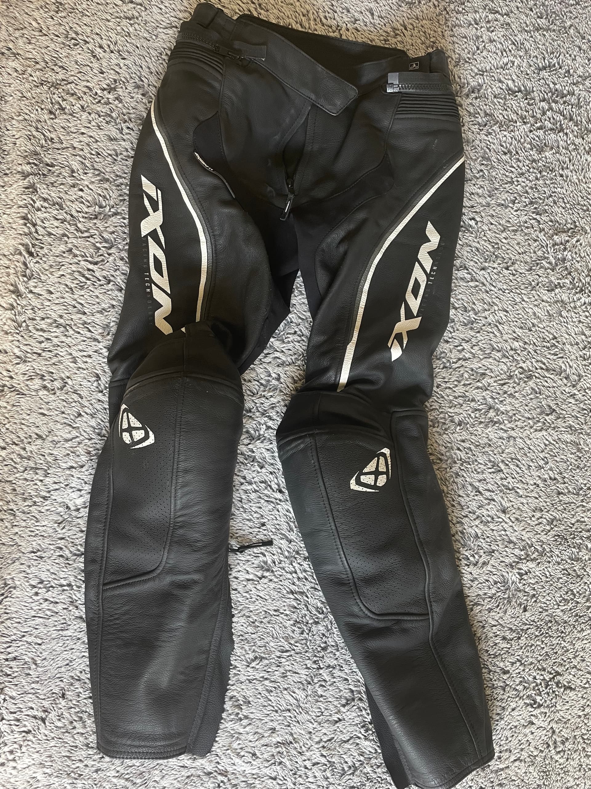 Pantalon cuir moto coupe femme