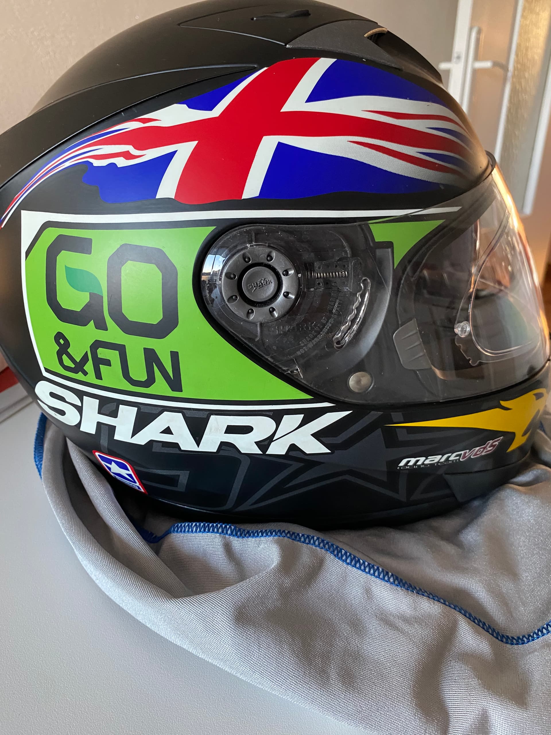 casque de moto intégral SHARK Helmets modèle M02S700S