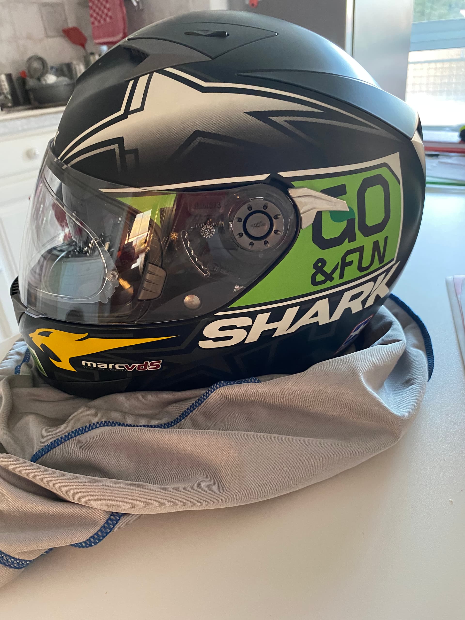 casque de moto intégral SHARK Helmets modèle M02S700S — photo 4/5