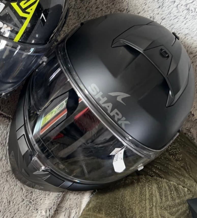 Casque shark — photo 1/1