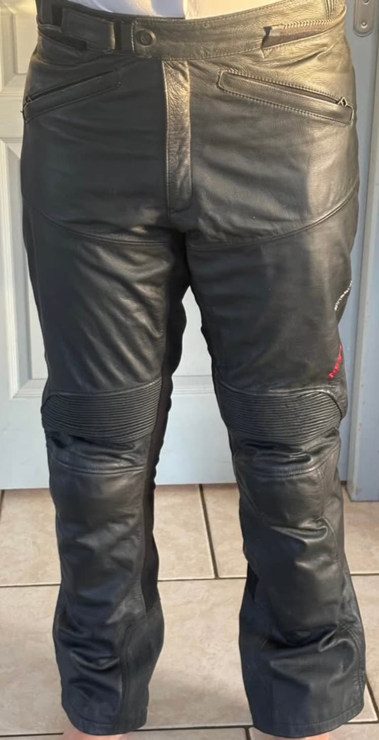 Pantalon cuir de marque REV’IT’ Taille 50, entrejambe 74 cm. Très bon état. — photo 3/5