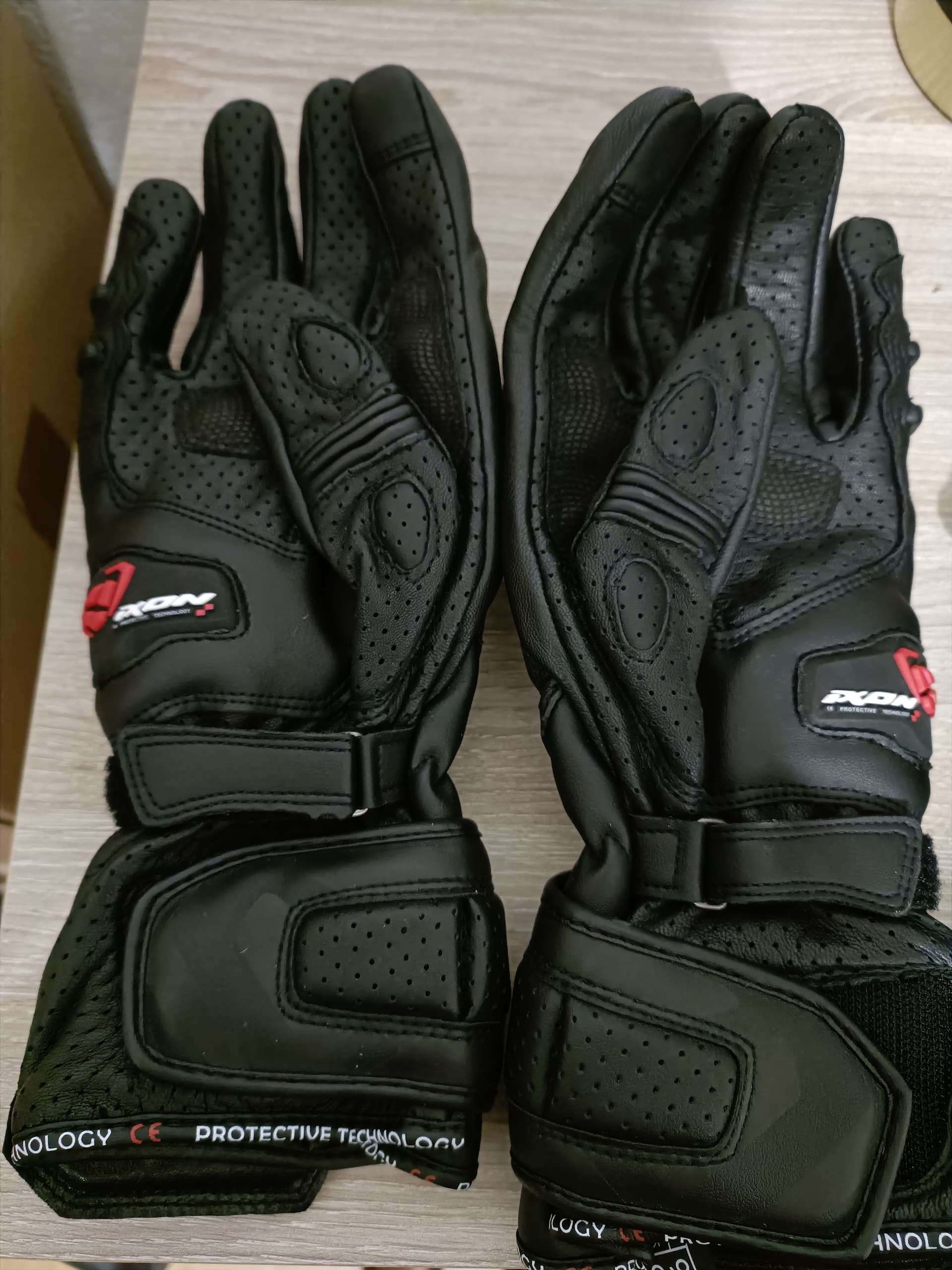 Lots de gants moto FEMME - taille XL et L — photo 4/5