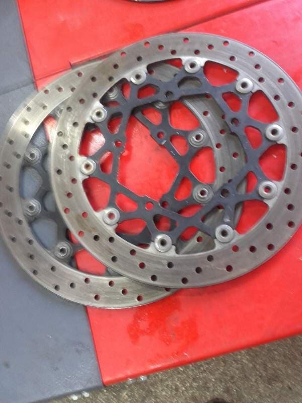 Disques de frein avant droit et gauche Yamaha FZ1 — photo 1/1
