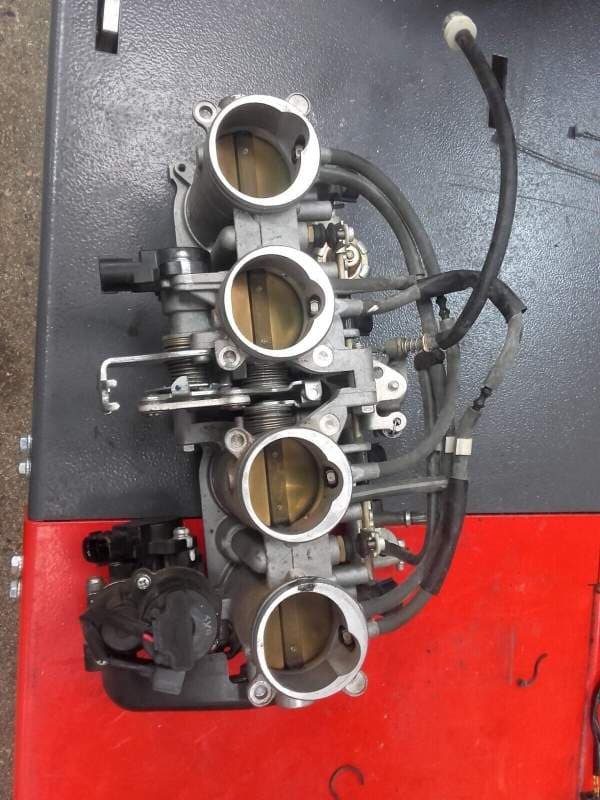 Rampe d’injection avec injecteurs Yamaha 1000 FZ1 — photo 1/4