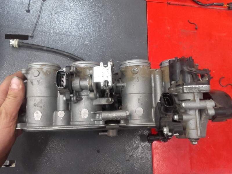 Rampe d’injection avec injecteurs Yamaha 1000 FZ1 — photo 2/4