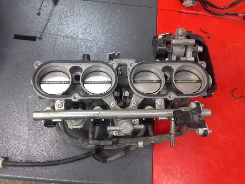 Rampe d’injection avec injecteurs Yamaha 1000 FZ1 — photo 3/4