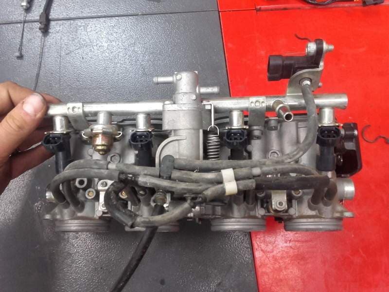 Rampe d’injection avec injecteurs Yamaha 1000 FZ1 — photo 4/4