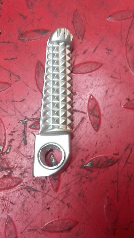 Cale pied Repose pied arriere passager droit Yamaha YZF 1000 R1 — photo 1/2