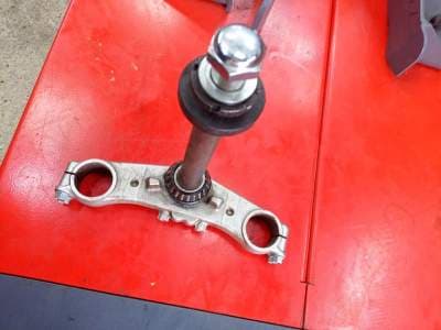 té de fourche inférieur avec colonne de direction Suzuki 600 Bandit — photo 1/3
