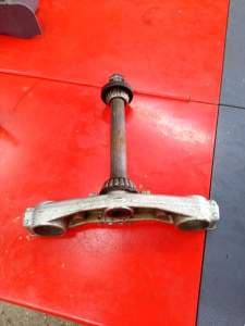 té de fourche inférieur avec colonne de direction Suzuki 600 Bandit — photo 3/3