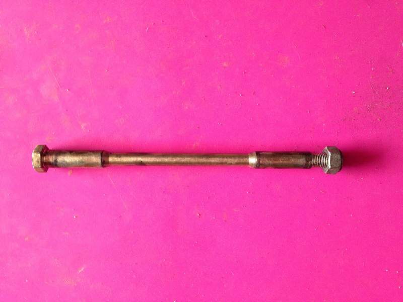Axe de bras oscillant Yamaha 600 XJ 51j — photo 1/1