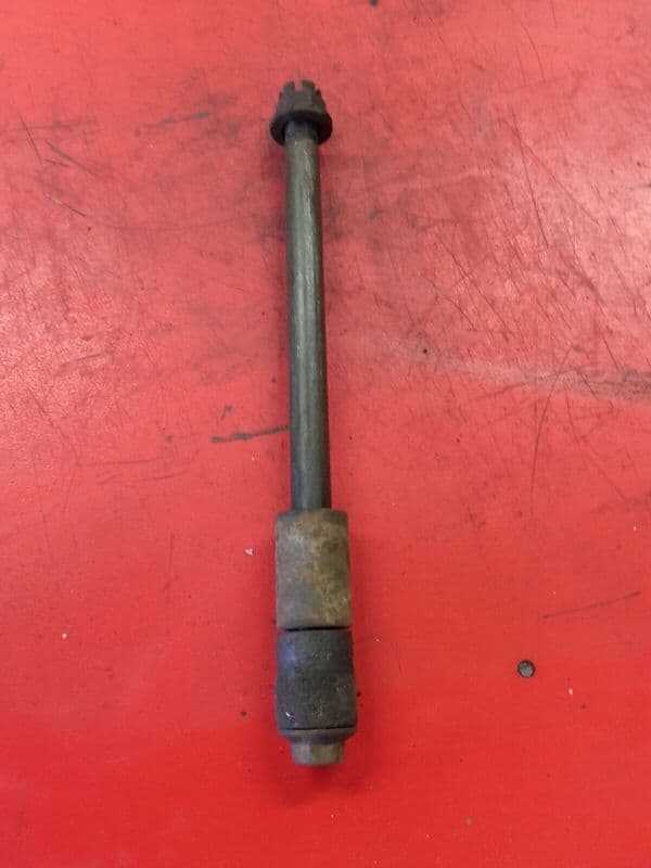 Axe de roue arrière Honda 250 CB N 78-84 — photo 1/1