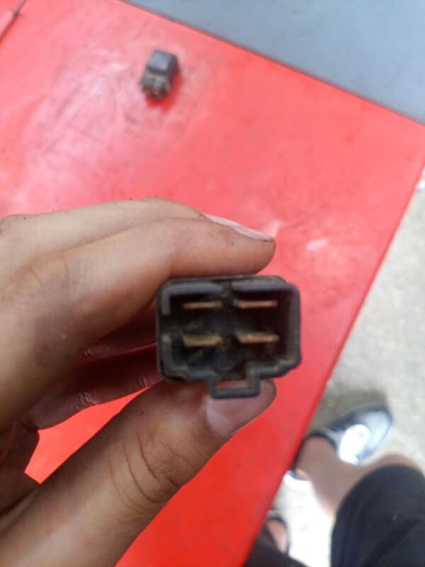 relais 4 broches Honda 600 CBR 05-06 pc37 — photo 1/2