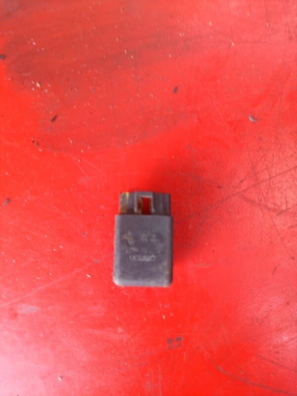 relais 4 broches Honda 600 CBR 05-06 pc37 — photo 2/2