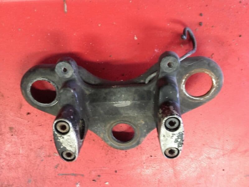 Té de fourche supérieur avec pontets de guidon Honda 250 CB N 78-84 — photo 1/2