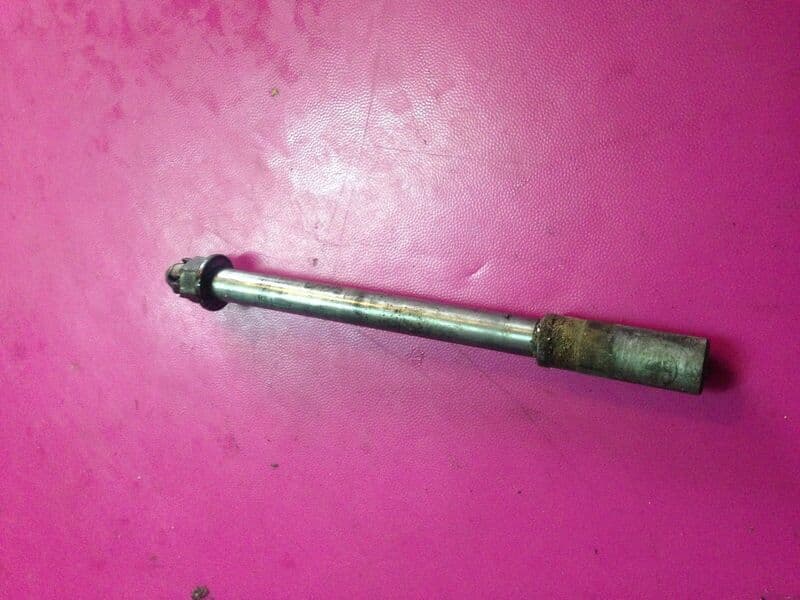 Axe de roue avant Honda 400 CB N — photo 1/1
