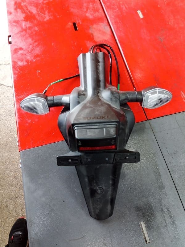 Bavette arrière complète, support de plaque, clignotants, eclairage Suzuki 950 GSXS GSX-S — photo 1/3