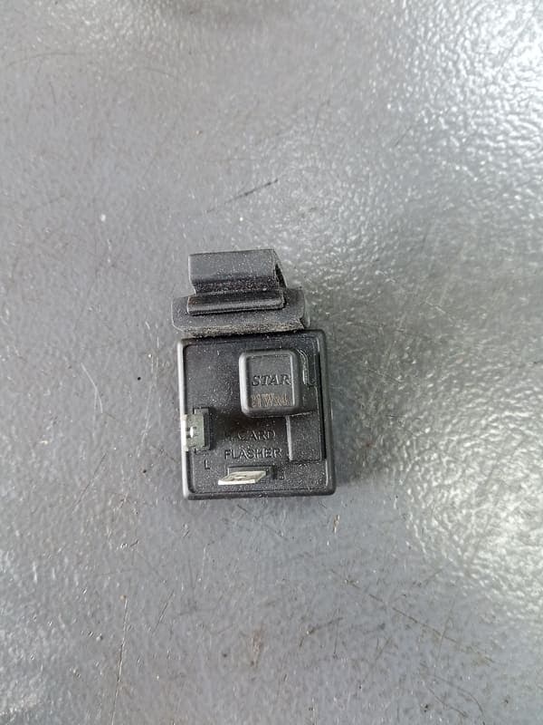 Relais Centrale clignotants warning Suzuki 950 GSXS GSX-S — photo 1/2