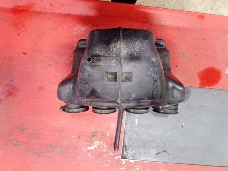 Boite a filtre à air Suzuki 750 GSXF gr78a — photo 1/3