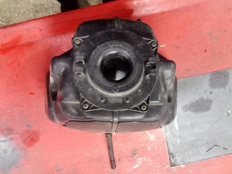 Boite a filtre à air Suzuki 750 GSXF gr78a — photo 3/3