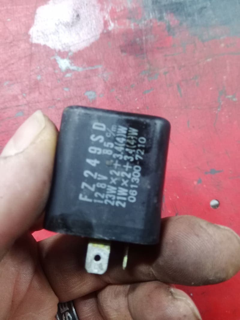 centrale relais clignotants Suzuki 750 GSXF gr78a — photo 1/2