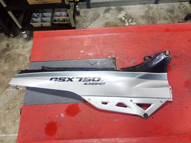 coque arrière carénage latéral droit Suzuki 750 GSXF gr78a — photo 1/2